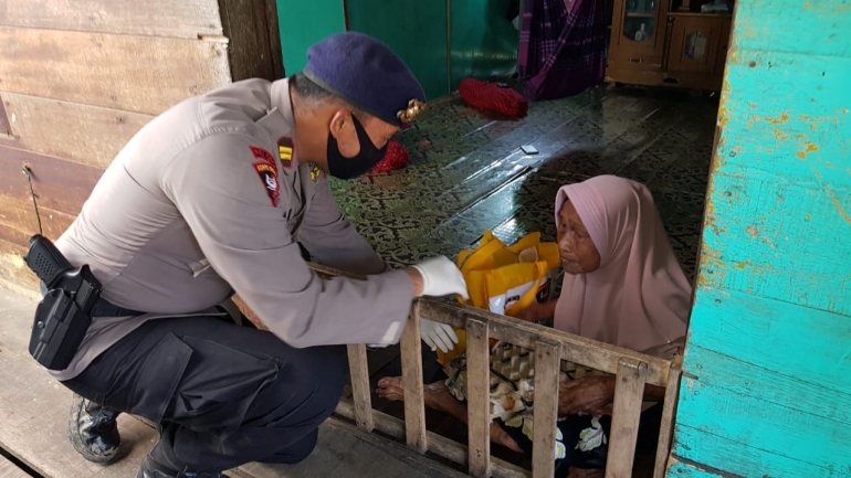 Iptu Yozana Fajri Sidik saat serahkan bantuan sembako di Pulau Pusong Langsa, Selasa kemarin. (Foto/Putra).