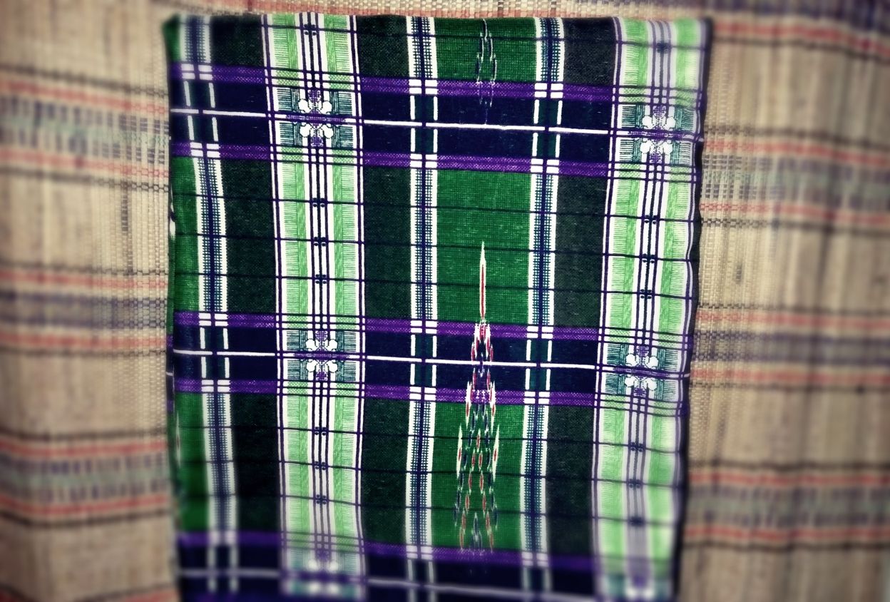 Sarung warna hijau kotak-kotak. Dok. Ozy V. Alandika