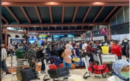 Netizen dibuat jengkel setengah mati tatkala mendapati kerumunan pemudik di Bandara Soekarno-Hatta (foto: Instagram/@jktinfo melalui bisnis.com)