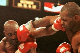 Holyfiled melawan Tyson tahun 1997 | Source : kompas.com/ (AFP/JEFF HAYNES)