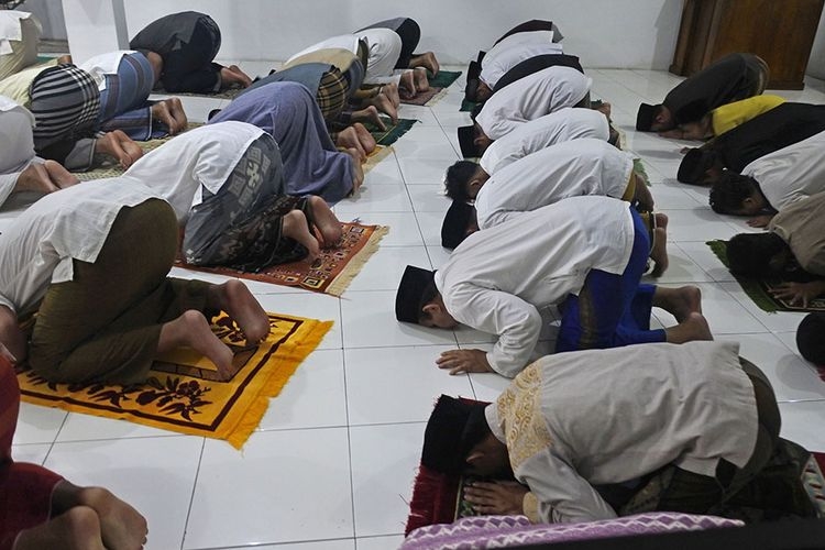 Ilustrasi shalat tarawih (ANTARA FOTO/Asep Fathulraman)