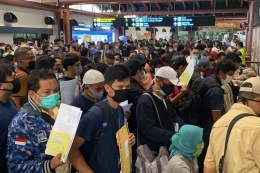 Penumpukan calon penumpang pesawat di Terminal II Bandara Soekarno-Hatta pada 14 Mei 2020 lalu (Foto: kompas.com)