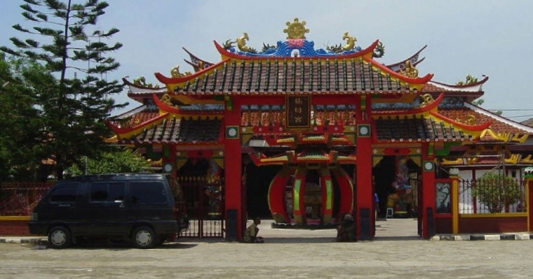Vihara Sian Jin Ku Poh, di Pinggir sungai Citarum
