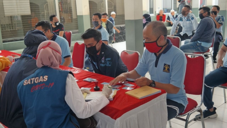 Kasubsie Yantah, Iim Ruhimat sedang melakukan Rapid Test | dok. Humas Rutan Garut