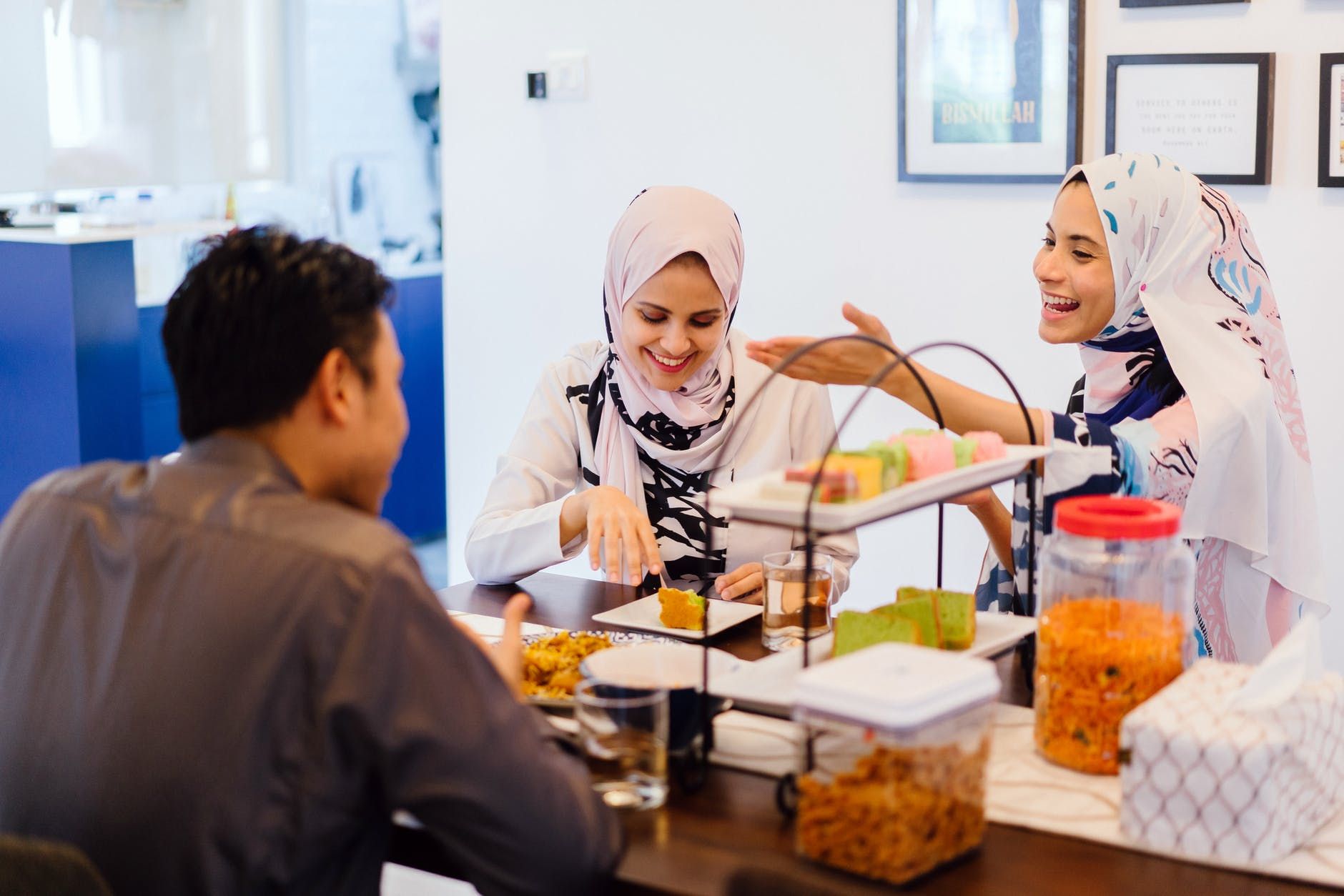 Suasana keakraban Silaturahmi di Hari Lebaran - Sumber Foto: pexels.com/ mentatdgt