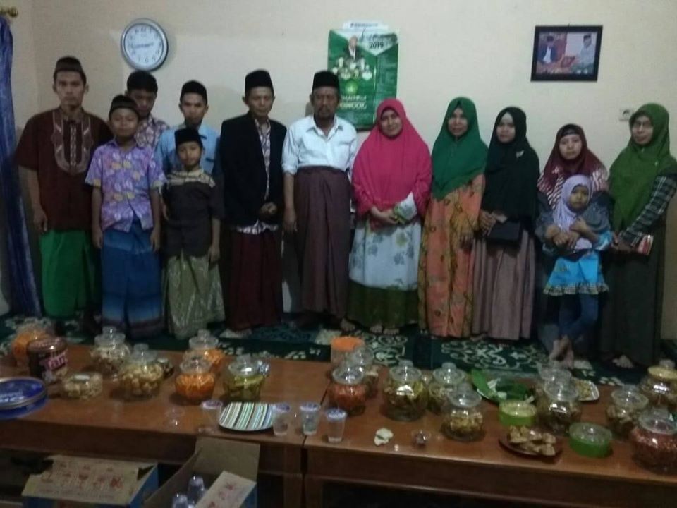 Hidangan kue kering lebaran ala kiai Poncol Bringin dok Eko S Nurcahyadi