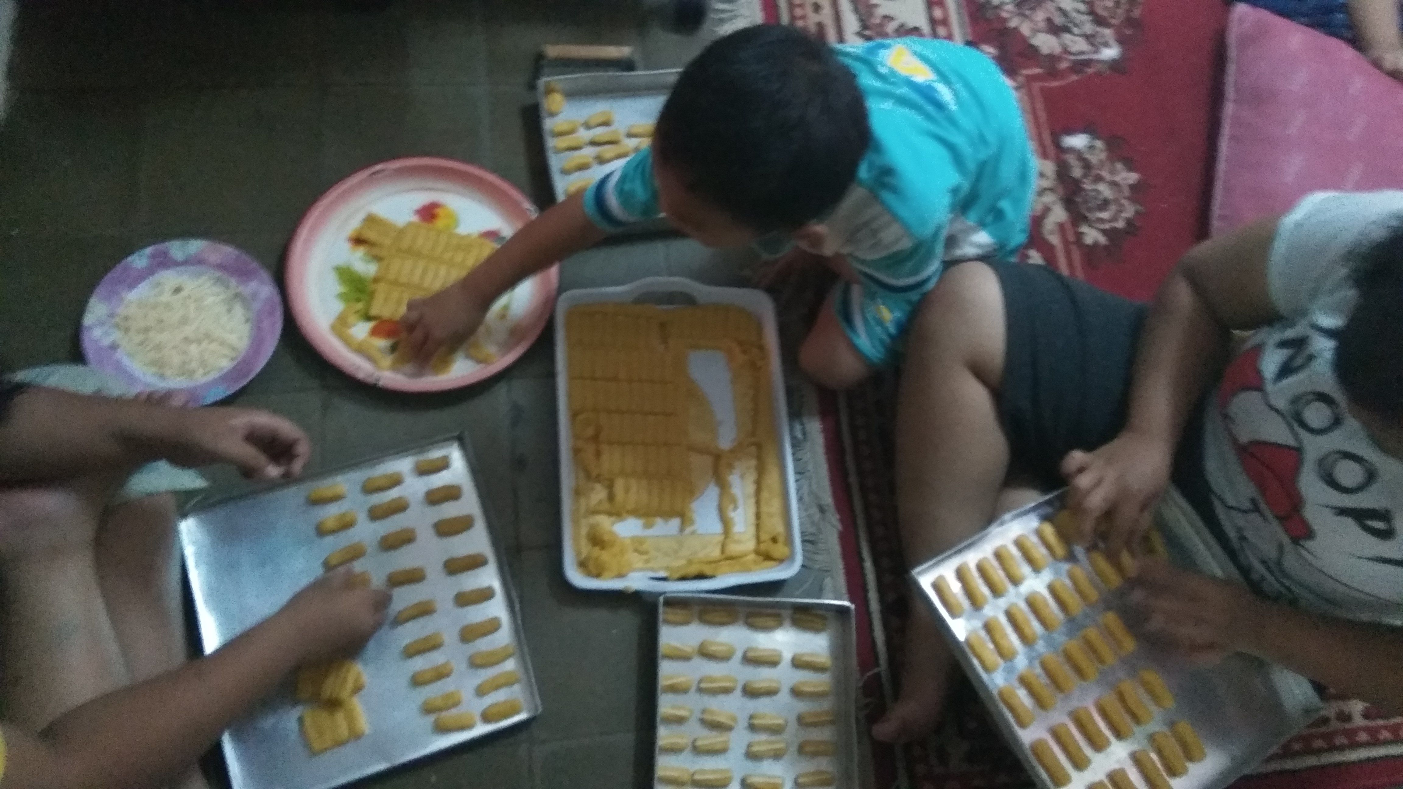Begini nih salah satu kehebohan membuat kue kering di rumah. Biasnya, membuat kue keju setelah nastar. Tetap membuat nastar yang paling ulu. (dok.windu)