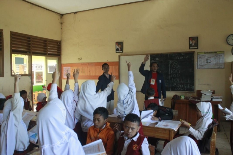 Foto ini memperlihatkan semangat dan kebahagiaan dalam menuntut ilmu sebelum datangnya Pandemi Covid-19