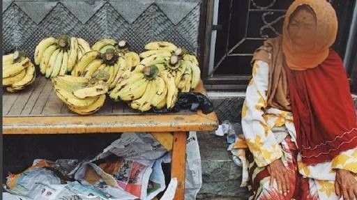 ilustrasi nenek penjual pisang | tribunnews.com