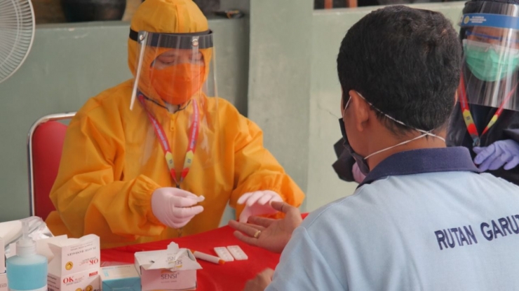 Petugas Kesehatan Kabupaten Garut sedang melakukan Rapid Test kepada Kelapa Rutan Garut, Sukarno Ali | dok. Humas Rutan Garut