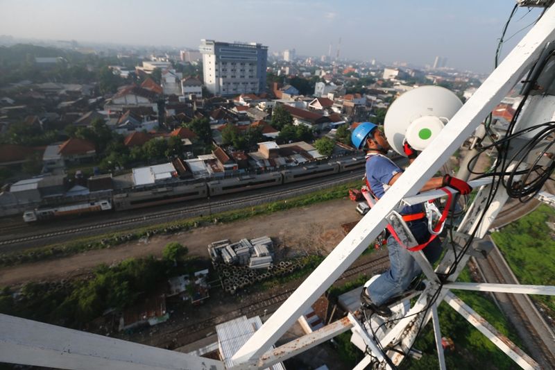 Petugas melakukan pengecekan di tower BTS (Foto: Darma Legi)