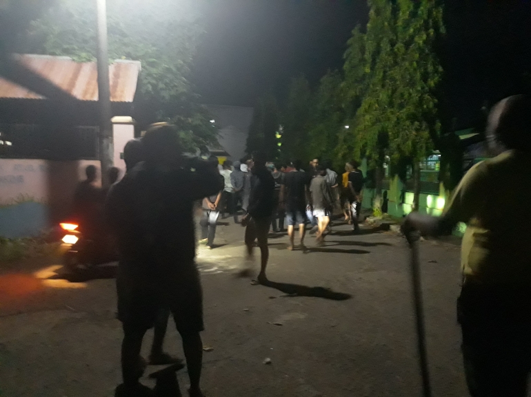 Personil BK Trisula Koramil 1408-11/Bky menghalau kelompok pemuda saat terjadi aksi tawuran di R 07 Kelurahan Bakung Kecamatan Biringkanaya
