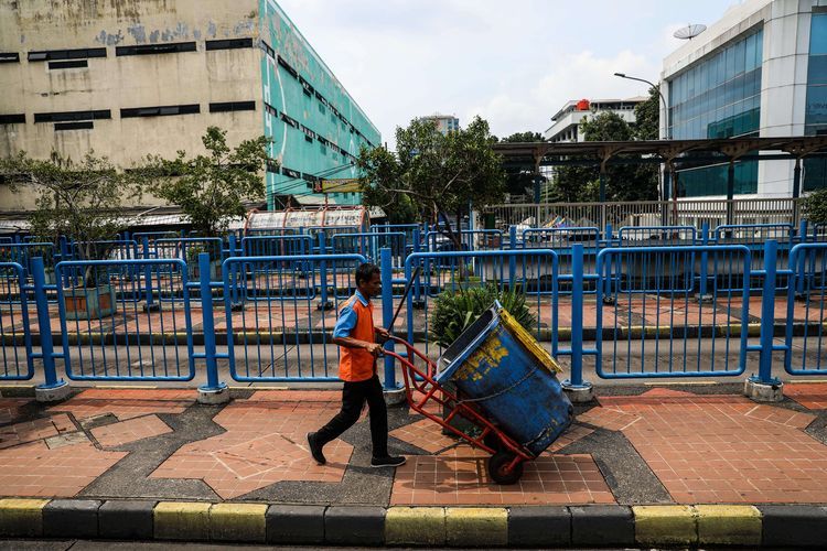 Pekerja seperti ini kebanyakan berasal dari kota kecil. Mereka nggak bisa mudik. Sumber kompas.com