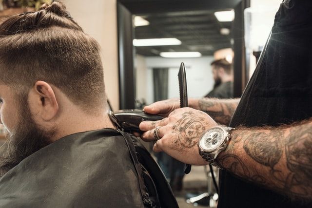PSBB membuat pergerakan tak leluasa termasuk untuk memangkas rambut di salon, tapi tidak ada salahnya mencoba mencukur rambut sendiri di rumah | Photo by Andi Whiskey on Unsplash