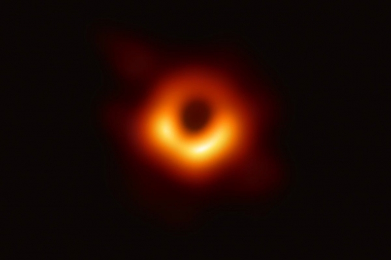 Citra lubang hitam supermasif di pusat galaksi M87. Sumber: ESO