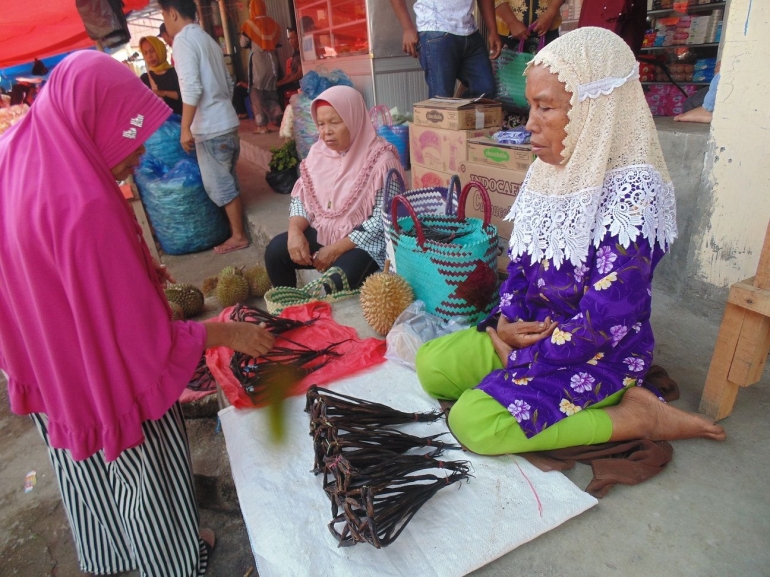 Penjual Belut Kering/foto Fatmi Sunarya