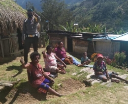 Bhabinkamtibmas Kampung Kuwapur Sambangi warga Binaannya
