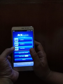Gunakan fasilitas mobile banking untuk berbagi di hari raya secara online (dok.windhu)