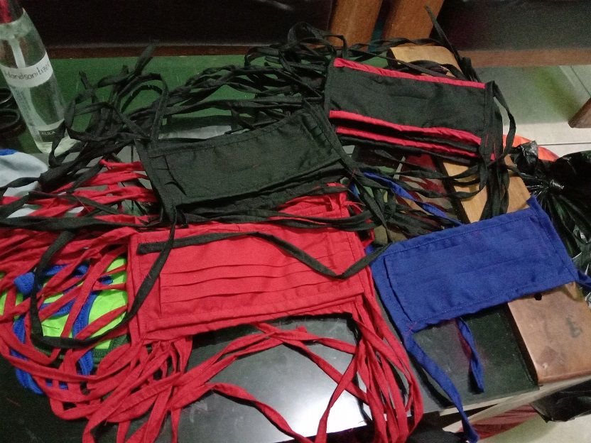 Ruang tamunya masih kotor penuh barang dagangan. - Dokpri