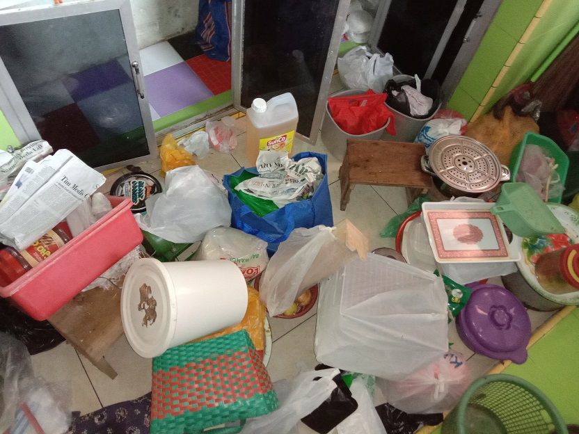 Kegiatan menyortir bekas kaleng biskuit untuk isi rengginang. - Dokpri