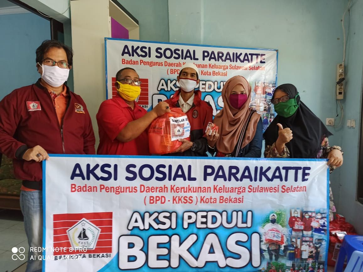 Pengurus KKSS Kota Bekasi sedanga menyalurkan bantuan (foto dok KKSS/Nur Terbit)