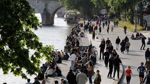 Warga yang cuek ngumpul di Canal Saint-Martin di hari pertama usai lockdown dihentikan (ouest-france.fr/Francois Guillot/AFP)