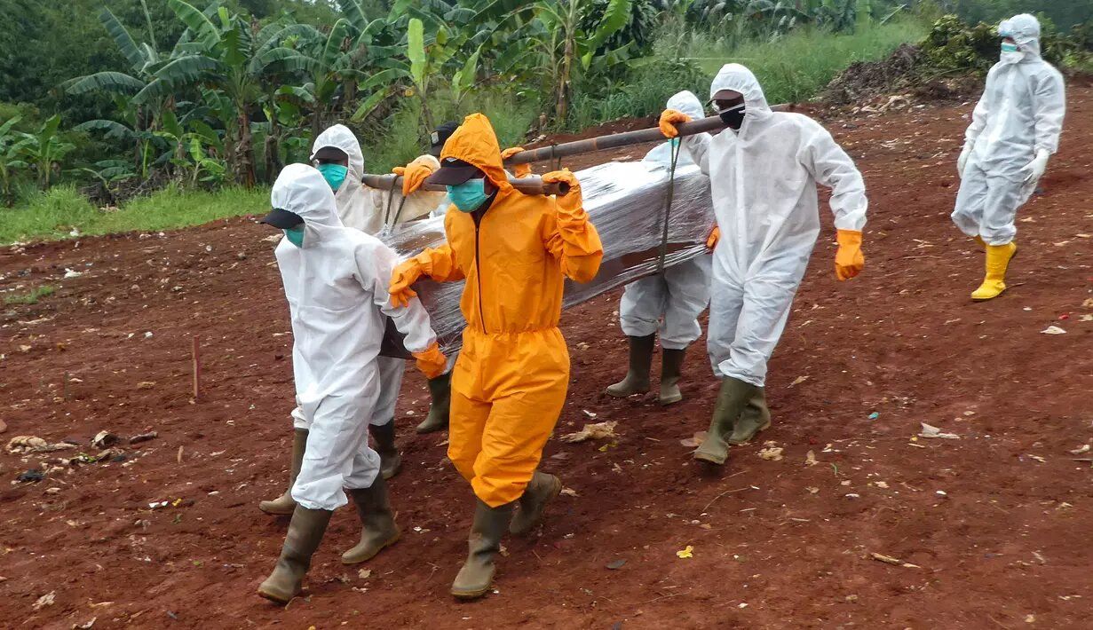 Pelajaran dan hikmah terbaik dari pandemi Covid-19 adalah bagaimana kita mempersiapkan kematian (foto pemakaman korban Covid-19: AFP/Bay Ismoyo)