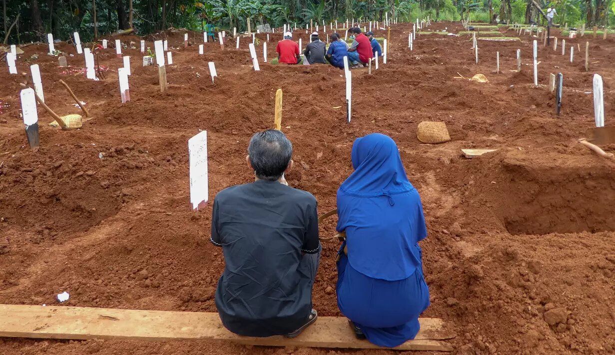 Semakin sering mengingat kematian, semakin cerdaslah kita (proses pemakaman korban Covid-19: AFP/Bay Ismoyo)