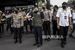 Gubernur Jabar Ridwan Kamil memantau pelaksanaan PSBB di Bandung, 22/ 04/ 2020 (republika.co.id). 