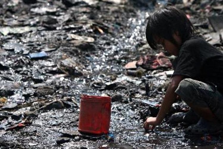 Anak kecil bermain di tempat pembuangan akhir (TPA) Bantar Gebang, Bekasi, Jawa Barat, Selasa (19/10/2010). Tumpukan sampah yang masuk TPA termasuk sampah dari DKI Jakarta sebanyak 6.000 ton per hari (KOMPAS / LUCKY PRANSISKA)