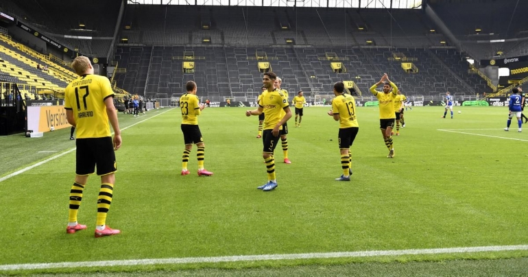Pemain-pemain Borussia Dortmund ketika merayakan gol dengan tetap menjaga jarak. Itu menjadi salah satu kejanggalan sekaligus 