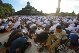 Umat islam melaksanakan shalat Id di Masjid Jami Banjarmasin, Kalimantan Selatan, Rabu (5/6/2019). ANTARA FOTO/BAYU PRATAMA S via KOmpas.com edisi 14 Mei 2020