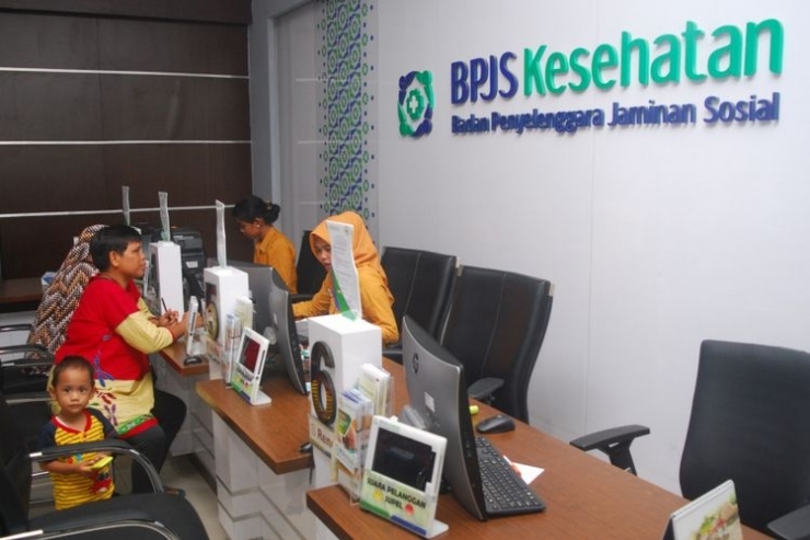 Ilustrasi Petugas BPJS Kesehatan Kabupaten Bogor sedang melayani seorang warga yang sedang mengurus kartu BPJS Kesehatan, di kantor BPJS Kesehatan Kabupaten Bogor, Cibinong, Bogor, Jawa Barat| Sumber: KOMPAS.com/Ramdhan Triyadi Bempah