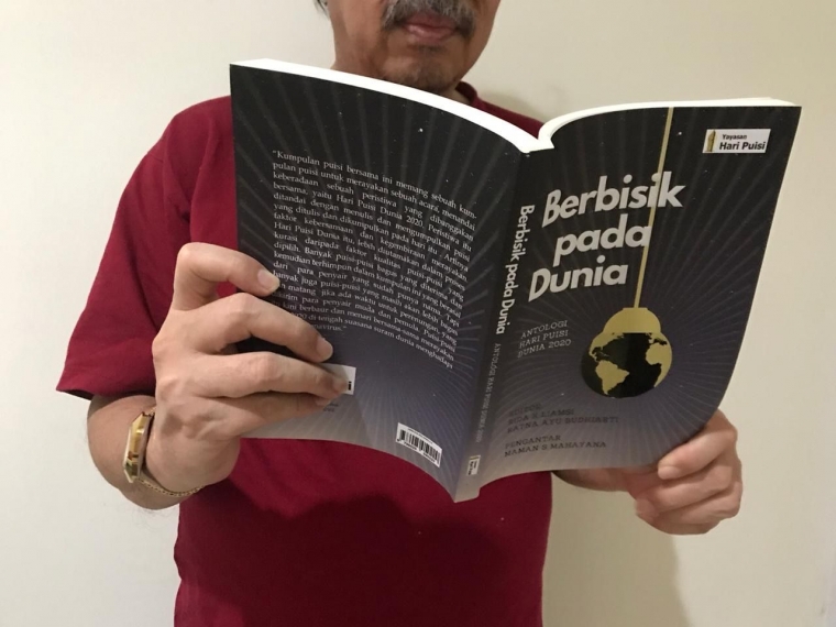 Membaca antologi puisi "Berbisik pada Dunia". (Foto: BDHS)