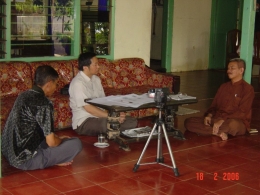 Foto saat diskusi dengan keluarga tentang Marga Khouw di Indonesia.