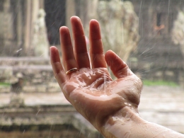 Tangan dan hujan. Gambar oleh Jos Manuel de La dari Pixabay