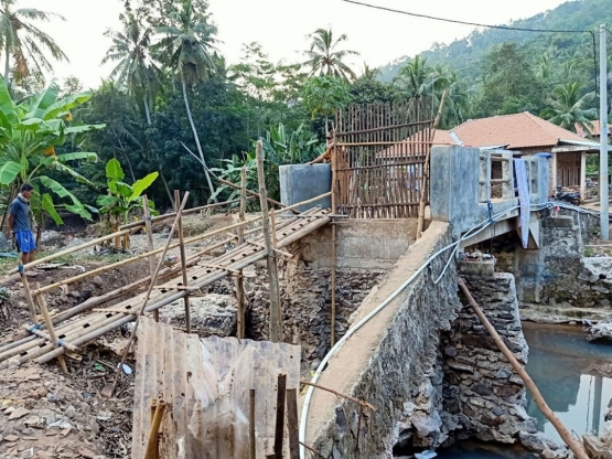Jembatan yang jebol akibat terjangan banjir bandang