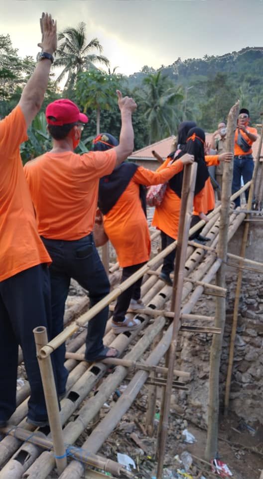 Para Alumni meniti Jembatan Runtuh kampung Kagungan (foto, dok. Pribadi)