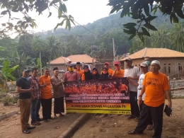 Penyerahan Bantuan disaksikan Lurah Gerem, Tim Relawan, Ketua RW, Ketua RT dan Tokoh Masyarakat (foto, Dok, Pribadi)