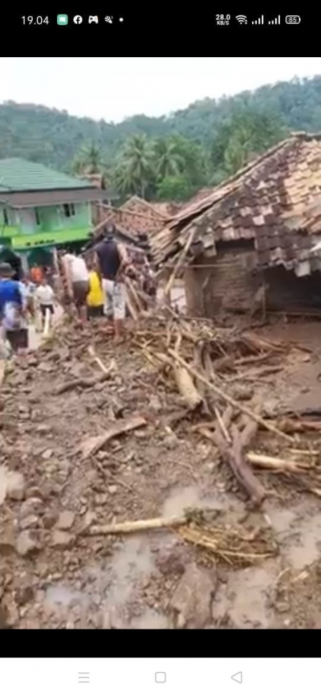 Rumah yang ambruk akibat terjangan material banjir bandang di Kampung Kagungan Keluraha Gerem