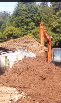 Rumah tertimbun tanah longsor di Kampung Kagungan. (dok.ribadi)