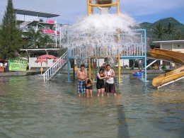 Anak-anak dan orang dewasa menanti tumpahan air dari ember besar yang ada di ketinggian lima meter. (foto: dok. pribadi)