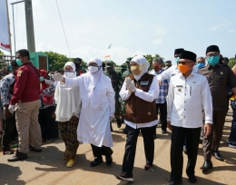 Kunjungan Gubernur Jatim ke Kec. (pulau) Raas, Sumenep, untuk menyerahkan bantuan sembako dan alat kesehatan, 02/ 05/ 2020 (sumenepkab.go.id).