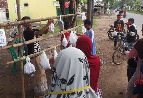 Warung Gantung Peduli Covid-19  di Desa Ciboleh Kidul, Kecamatan Margoyoso, Pati - Sumber Foto: faktaindonesianews.com