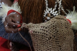 Gambar ilustrasi rajutan noken Papua dari serat kulit kayu, (sumber: www.kompas.com
