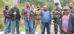 Foto Pribadi: Wakil Bupati Kabupaten Tolikara Dinus Wanimbo, SH.MH & Ketua DPRD Sementara Nuwen Wenda, S.IP Bersama Rombongan 