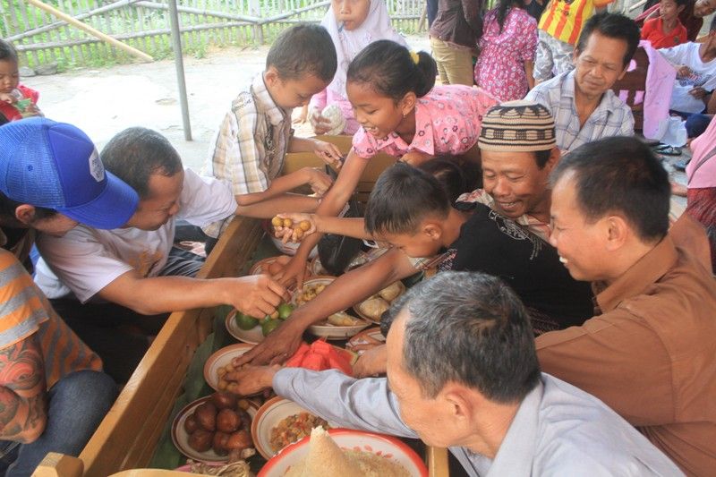 Berebut buah di dalam jodang (Foto: Darma Legi)