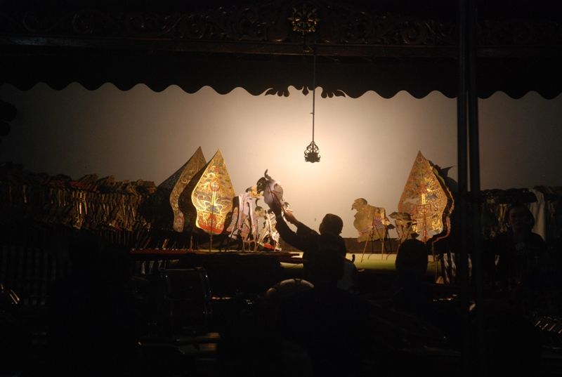 Pagelaran wayang kulit semlam suntuk (Foto: Darma Legi)