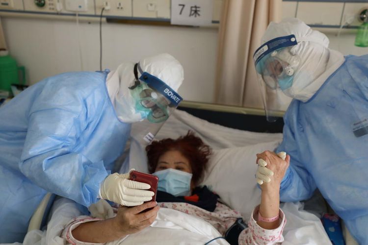 Terima kasih tim medis yang terus berjuang merawat para pasien covid-19! Gambar: EPA-EFE/STRINGER CHINA OUT(STRINGER) via Kompas.com