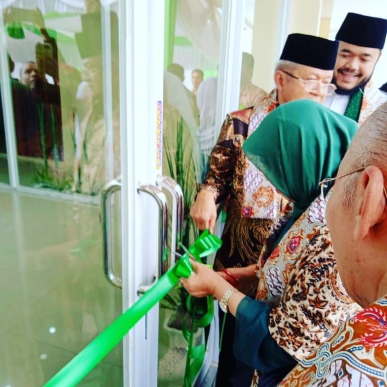 Pengguntingan pita peresmian Hotel Muhammadiyah A Muin Saidi di Kawan Bisnis Muhammadiyah 15 Maret 2020. (Foto: Dok PWM-SB)